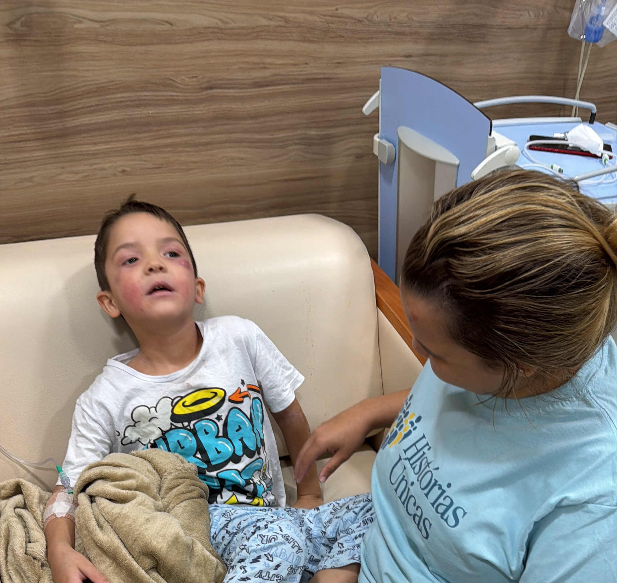 Luís com sua mãe no hospital
